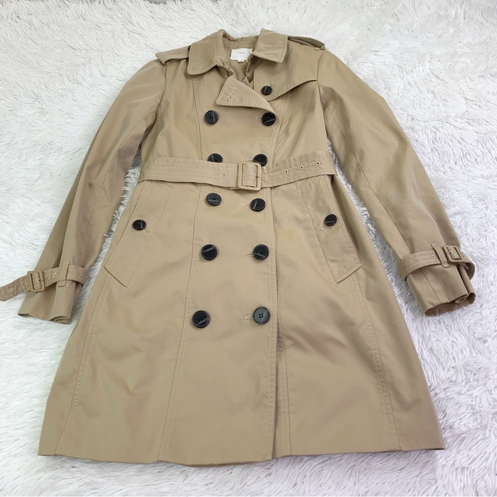 a loves a double breasted Classic Tan‎ Trench Coat belted
